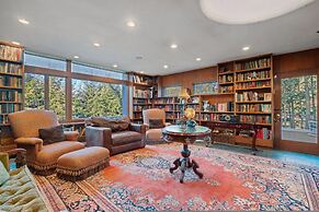 Spacious Dartmouth College Home on Occum Pond