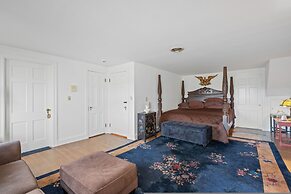 Spacious Dartmouth College Home on Occum Pond