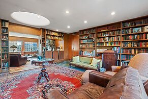 Spacious Dartmouth College Home on Occum Pond