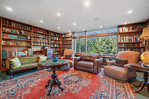 Spacious Dartmouth College Home on Occum Pond