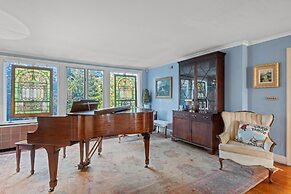 Spacious Dartmouth College Home on Occum Pond