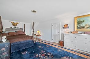 Spacious Dartmouth College Home on Occum Pond