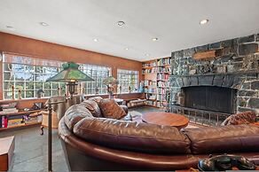 Spacious Dartmouth College Home on Occum Pond