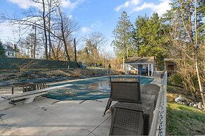Spacious Dartmouth College Home on Occum Pond