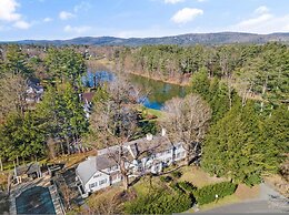 Spacious Dartmouth College Home on Occum Pond