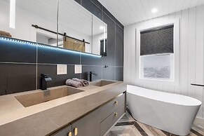 New Luxury 4 Bed Condo Perfect for Winter Rental