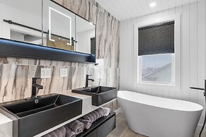 New Luxury 4 Bed Condo Perfect for Winter Rental