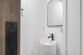 New Luxury 4 Bed Condo Perfect for Winter Rental