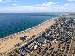 Modern Condo Perfect For Winter Rental