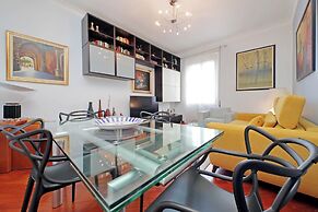 Una finestra sulla cupola di San Pietro