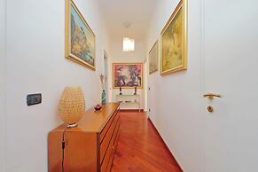 Una finestra sulla cupola di San Pietro