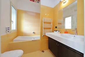 Una finestra sulla cupola di San Pietro