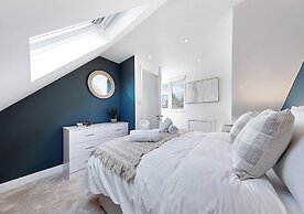 Spacious 4BR Home in Brentford, Free Parking