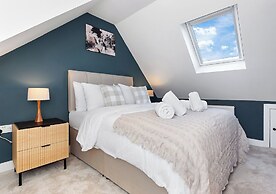 Spacious 4BR Home in Brentford, Free Parking