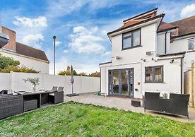 Spacious 4BR Home in Brentford, Free Parking