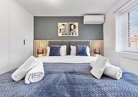 Spacious 4BR Home in Brentford, Free Parking