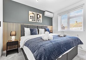 Spacious 4BR Home in Brentford, Free Parking