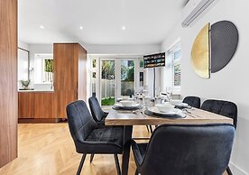 Spacious 4BR Home in Brentford, Free Parking