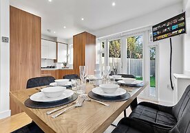 Spacious 4BR Home in Brentford, Free Parking