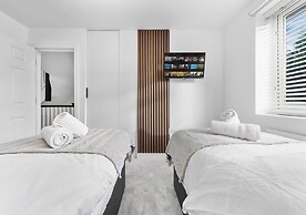 Spacious 4BR Home in Brentford, Free Parking