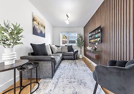 Spacious 4BR Home in Brentford, Free Parking