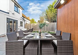 Spacious 4BR Home in Brentford, Free Parking