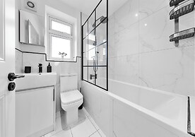 Spacious 4BR Home in Brentford, Free Parking