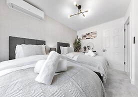 Spacious 4BR Home in Brentford, Free Parking