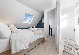 Spacious 4BR Home in Brentford, Free Parking