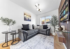 Spacious 4BR Home in Brentford, Free Parking