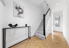 Spacious 4BR Home in Brentford, Free Parking