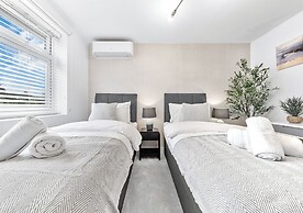 Spacious 4BR Home in Brentford, Free Parking