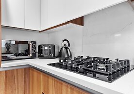 Spacious 4BR Home in Brentford, Free Parking