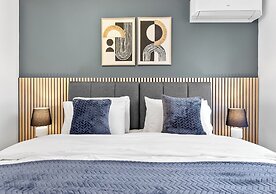 Spacious 4BR Home in Brentford, Free Parking