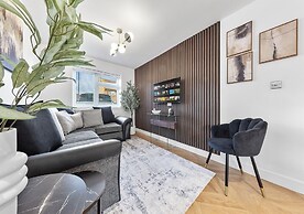 Spacious 4BR Home in Brentford, Free Parking