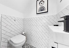 Spacious 4BR Home in Brentford, Free Parking