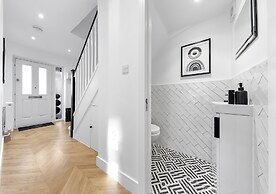 Spacious 4BR Home in Brentford, Free Parking