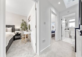 Spacious 4BR Home in Brentford, Free Parking