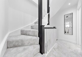 Spacious 4BR Home in Brentford, Free Parking