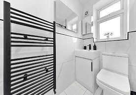 Spacious 4BR Home in Brentford, Free Parking