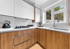 Spacious 4BR Home in Brentford, Free Parking