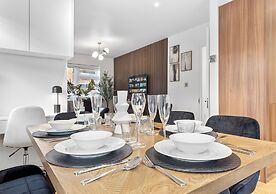 Spacious 4BR Home in Brentford, Free Parking