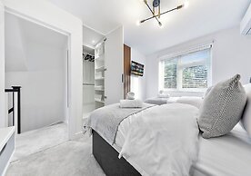 Spacious 4BR Home in Brentford, Free Parking
