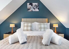 Spacious 4BR Home in Brentford, Free Parking