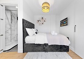 Spacious 4BR Home in Brentford, Free Parking