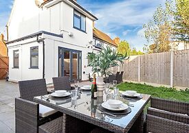 Spacious 4BR Home in Brentford, Free Parking