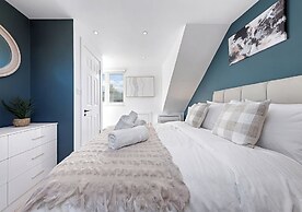 Spacious 4BR Home in Brentford, Free Parking