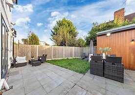 Spacious 4BR Home in Brentford, Free Parking