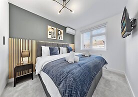 Spacious 4BR Home in Brentford, Free Parking