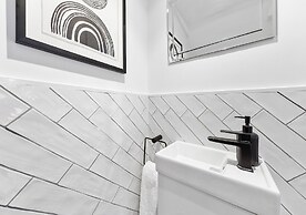 Spacious 4BR Home in Brentford, Free Parking